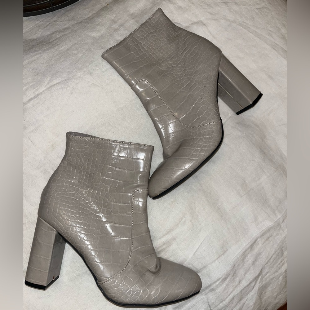 Grey Crocodile-Embossed heeled Ankle Boots size 9! Like new - Picture 2 of 8